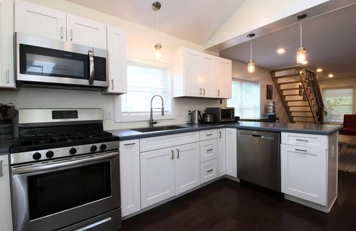 Bloomington House | Large 3-bedroom bungalow near IU stadiums