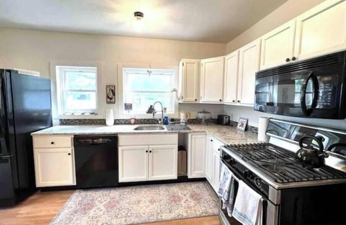 Bay View House | Large 3-bedroom House with Outdoor Hot Tub!