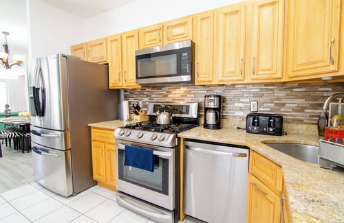 North Bergen Apartment | Large 3-Bedroom Retreat in North Bergen – The Ultimate NYC Escape!