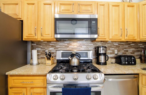 North Bergen Apartment | Large 3-Bedroom Retreat in North Bergen – The Ultimate NYC Escape!