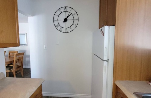 North Bay House | Large 3 bedroom unit, family friendly neighbourhood close to parks!