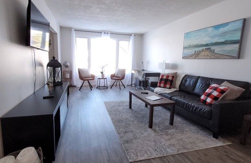 North Bay House | Large 3 bedroom unit, family friendly neighbourhood close to parks!