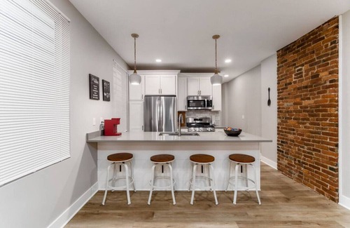 Livingston Park House | Large 3 bedroom with fenced yard and games!