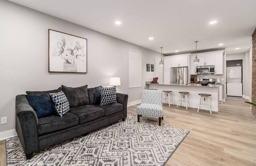 Livingston Park House | Large 3 bedroom with fenced yard and games!