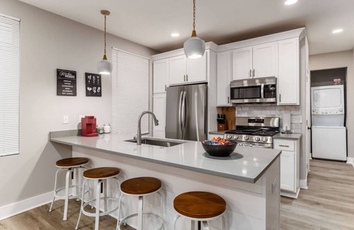 Livingston Park House | Large 3 bedroom with fenced yard and games!