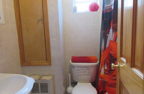 Queens House | LARGE 3 BEDROOMS 20 MIN TO MANHATTAN