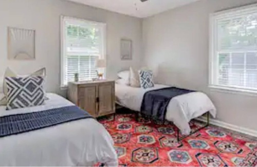 Greensboro House | Large 3 Bedroom☆Sleeps 8☆Home Theatre Experience