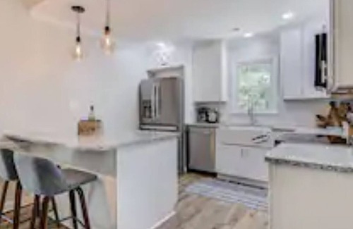 Greensboro House | Large 3 Bedroom☆Sleeps 8☆Home Theatre Experience