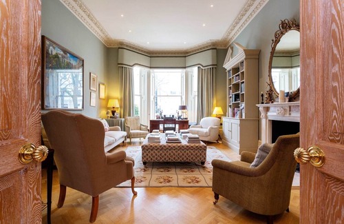 Holland Park Apartment | Large 3 BR home in a great Notting Hill location. Next to the tube! (Veeve)