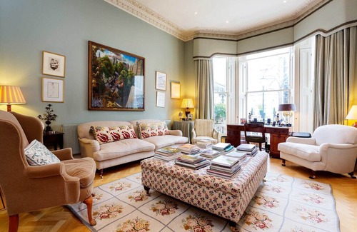Holland Park Apartment | Large 3 BR home in a great Notting Hill location. Next to the tube! (Veeve)