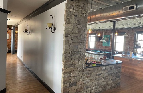 Highland House | LARGE 3000 sq. ft Newly Renovated Upstairs Loft - Ideal Families & Friend