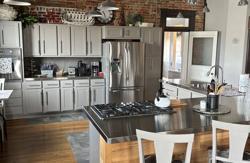Highland House | LARGE 3000 sq. ft Newly Renovated Upstairs Loft - Ideal Families & Friend