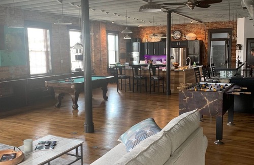 Highland House | LARGE 3000 sq. ft Newly Renovated Upstairs Loft - Ideal Families & Friend