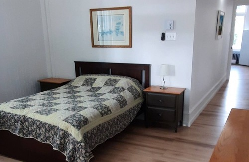 Grondines Apartment | Large 4 1/2, ground floor 1915 house with 10 ft ceiling