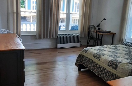 Grondines Apartment | Large 4 1/2, ground floor 1915 house with 10 ft ceiling
