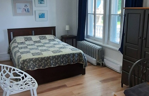 Grondines Apartment | Large 4 1/2, ground floor 1915 house with 10 ft ceiling