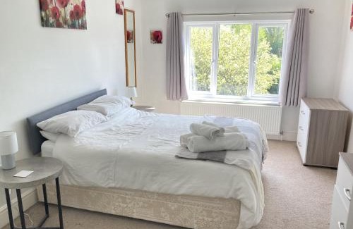 Newark House | Large 4 bed detached house with parking