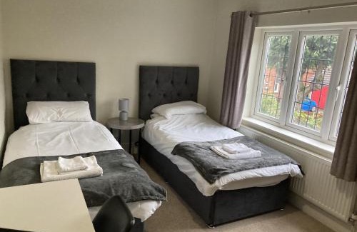 Newark House | Large 4 bed detached house with parking