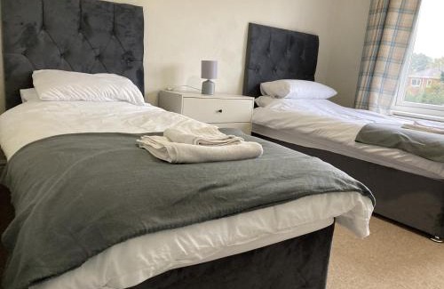 Newark House | Large 4 bed detached house with parking