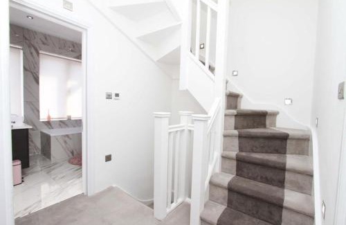 Uxbridge South House | Large 4 bed Lux House