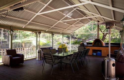 Margaret River Ski Chalet | Large 4 Bedroom House with outdoor entertaining deck that offers a Spa and Pizza Oven