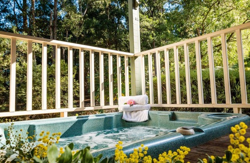 Margaret River Ski Chalet | Large 4 Bedroom House with outdoor entertaining deck that offers a Spa and Pizza Oven