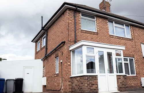 Burton Latimer House | Large 4 Bedroom Property driveway & 3 bathrooms