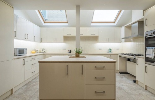 Cambridge House | LARGE 4 bedroom Home with Garden and Free Parking