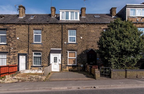 Bradford House | Large 4-Bedroom Home in Bradford Ideal for Groups or Families