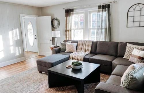 Berea House | Large 4 Bedroom Home Close to Airport and IX Center
