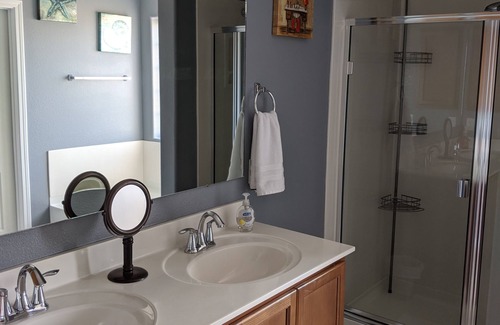 Santa Fe House | Large 4 bedroom! Just off the bypass