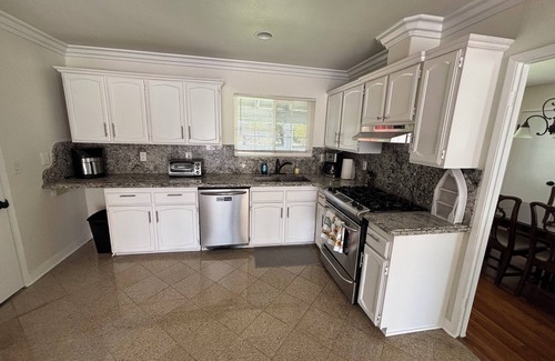 Orange House | Large 4 Bedroom Pool home close to Disneyland and Beaches, in the heart of OC!