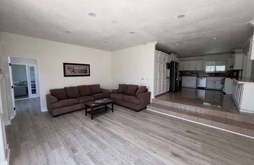 Orange House | Large 4 Bedroom Pool home close to Disneyland and Beaches, in the heart of OC!
