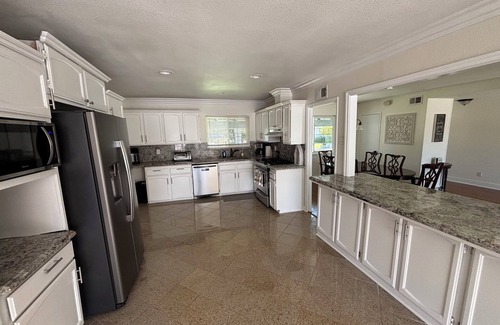 Orange House | Large 4 Bedroom Pool home close to Disneyland and Beaches, in the heart of OC!