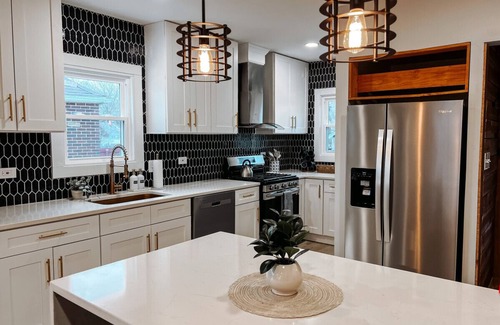 Cleveland Apartment | Large 4 Bedroom Recently Renovated W/Hot Tub!