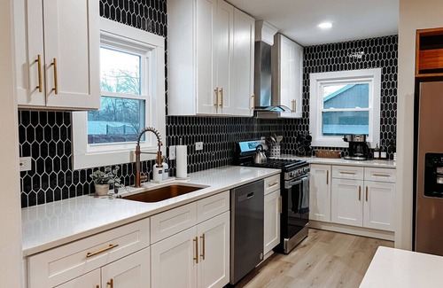 Cleveland Apartment | Large 4 Bedroom Recently Renovated W/Hot Tub!