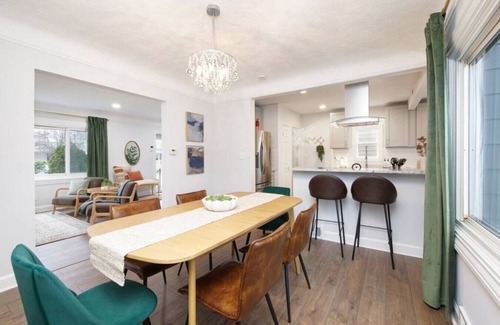 Kamm's Corners Apartment | Large 4 Bedroom Renovated With Hot Tub & Game Room