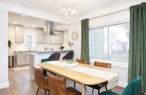 Kamm's Corners Apartment | Large 4 Bedroom Renovated With Hot Tub & Game Room