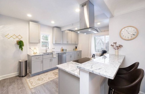 Kamm's Corners Apartment | Large 4 Bedroom Renovated With Hot Tub & Game Room