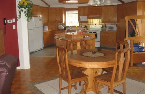 Notre-Dame-de-Pontmain Cottage | Large 4-season waterfront cottage