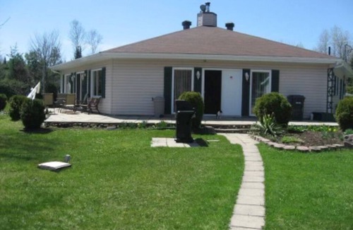 Notre-Dame-de-Pontmain Cottage | Large 4-season waterfront cottage