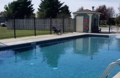 Vulcan County House | Large 4 season house on Lake Mcgregor. Sleeps 9 with indoor pool & lake access!