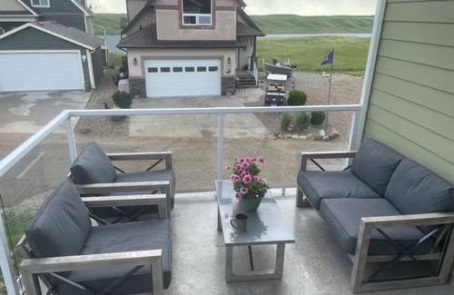 Vulcan County House | Large 4 season house on Lake Mcgregor. Sleeps 9 with indoor pool & lake access!
