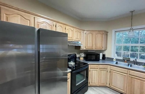 Gloucester Point House | Large 4bed 2.5b home w/fenced in back yard & deck