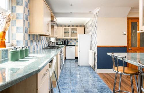 Filton House | Large 4Bedroom House-Parking -By FabAccommodation