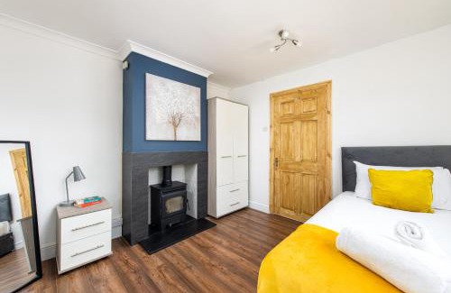 Filton House | Large 4Bedroom House-Parking -By FabAccommodation