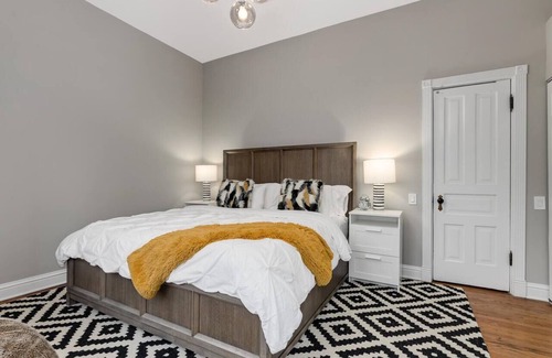 Old Town Apartment | Large 4BR/3BA Safe Old Town Location Walk Everywhere