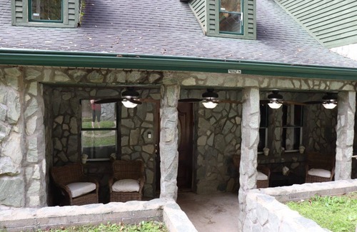 Williamson House | Large 4BR Buffalo Mountain Retreat in Williamson with pool, Ride to trails