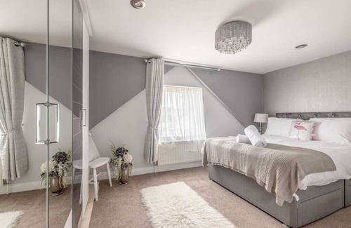 Slough House | Large 4BR Home - Large Garden - Private Driveway