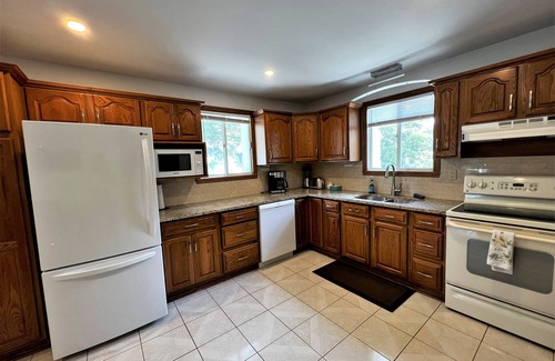 Harrow House | Large 5 Bed Family Home w/Indoor Swimming Pool!
